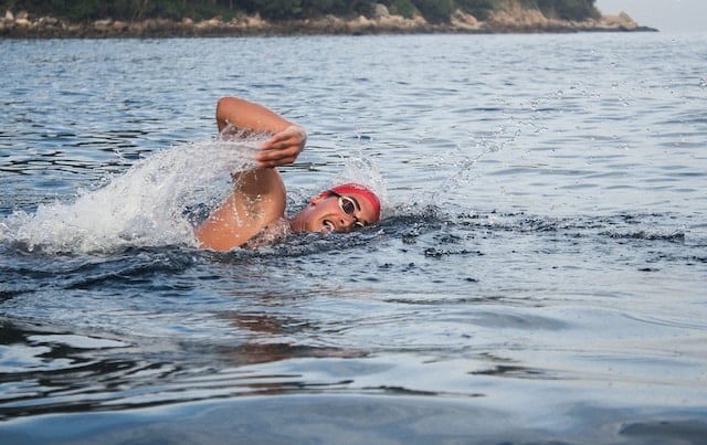 Nageur pendant une épreuve sportive de triathlon