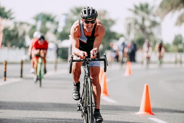 Cycliste lors d'une compétition de triathlon