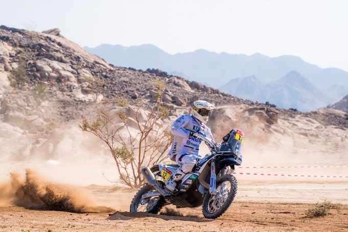 Pilote de rallye à l'accélération