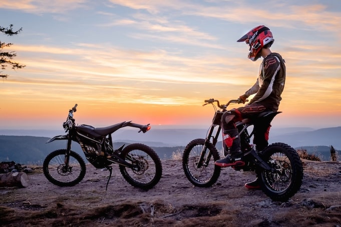 Pilote de moto électrique qui contemple l'horizon