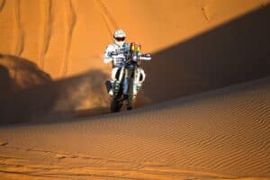 Pilote moto de rallye dans le désert