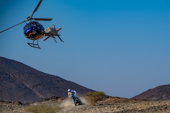 Pilote moto du Dakar suivi par hélicopter