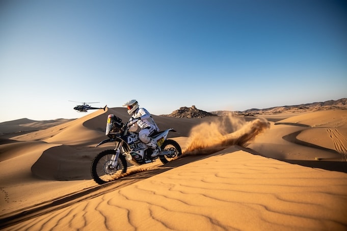 Pilote moto dans le désert