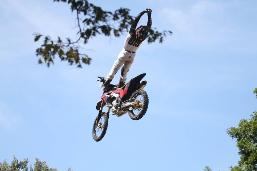 Pilote de freestyle motocross dans les airs