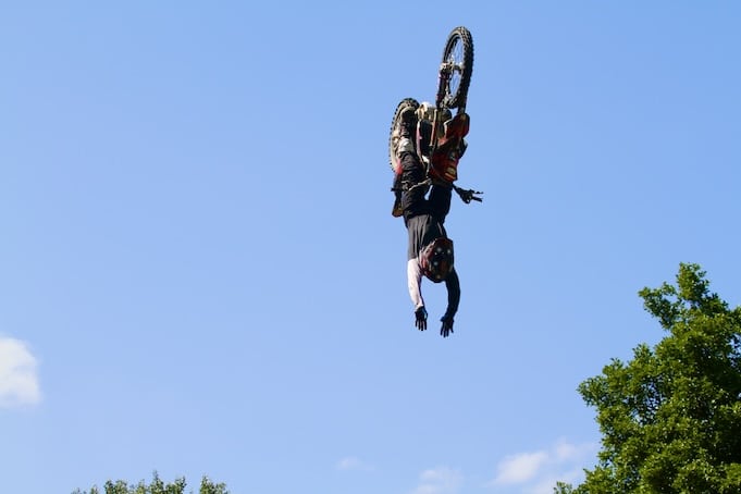 Pilote de freestyle motocross dans les airs