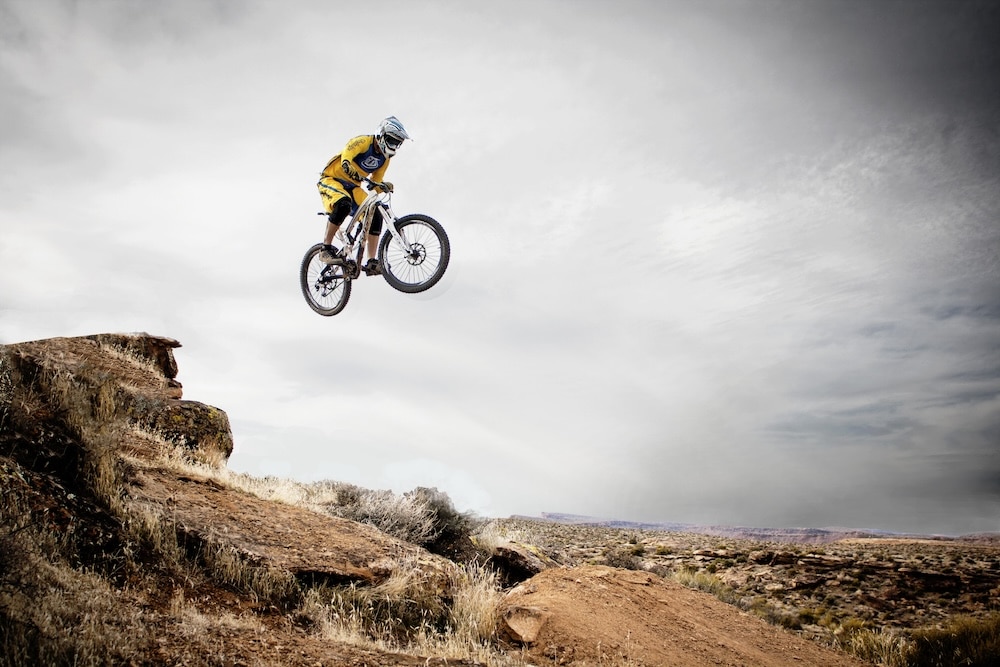 Pilote de VTT de descente en saut