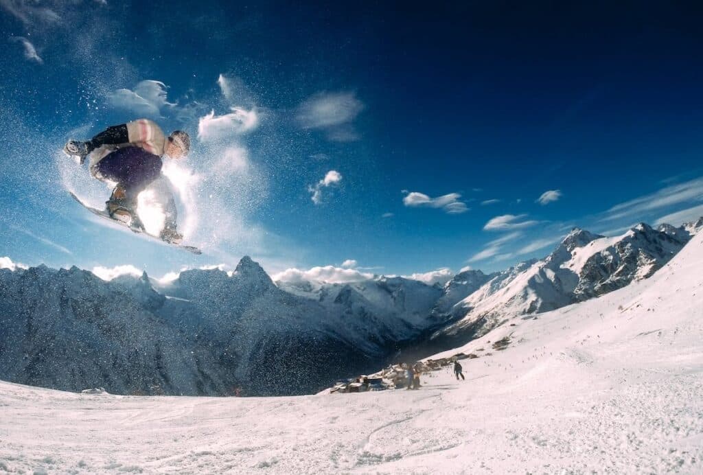 Athlète de sports d'hiver en montagne