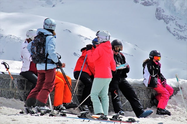 Famille profitant du ski sur une piste enneigée