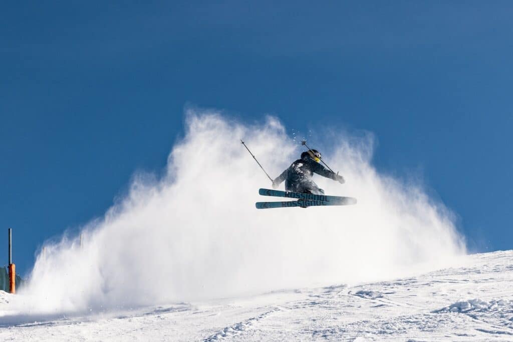 Photo d'un skieur acrobatique effectuant une figure