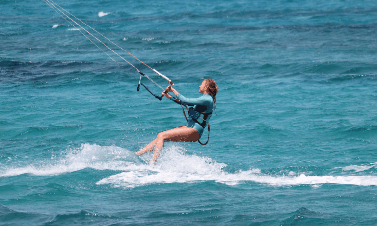 Kitesurfeuse pratiquant en toute sécurité sur une mer calme
