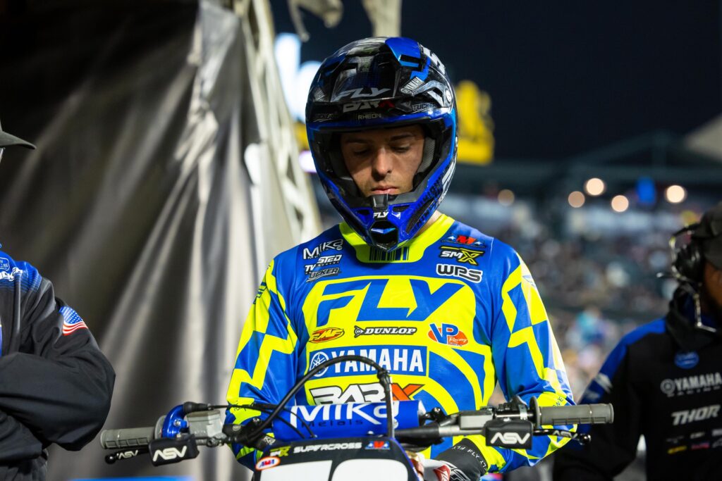 Anthony Bourdon concentré avant sa course de supercross en équipement Yamaha