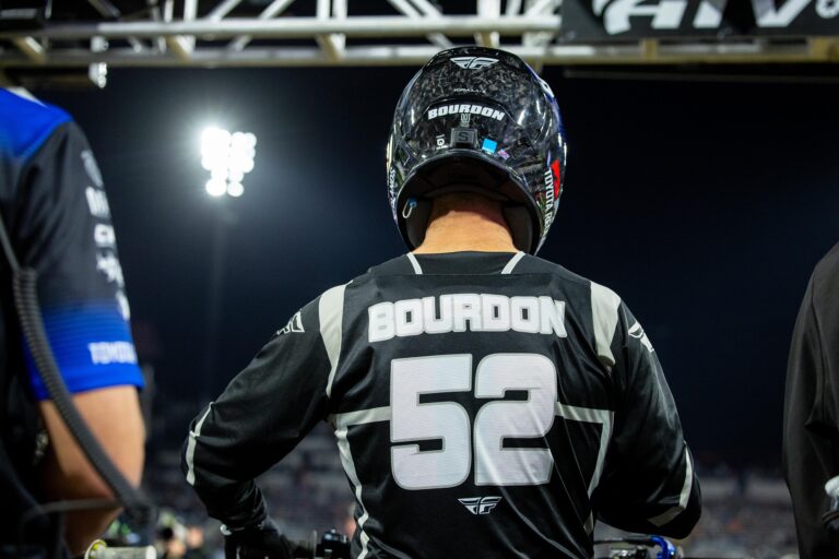 Anthony Bourdon prêt pour la course, vu de dos en tenue de supercross