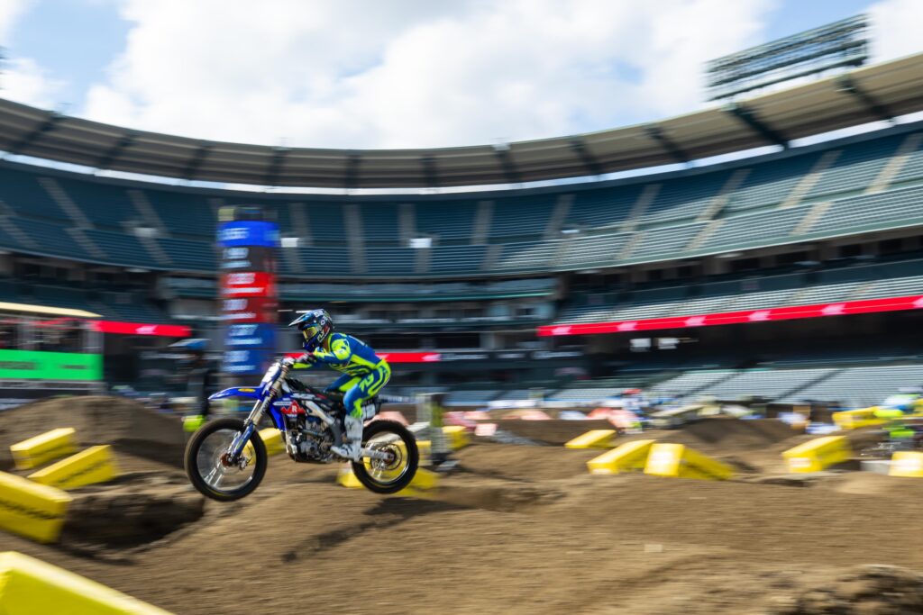 Anthony Bourdon effectuant un saut spectaculaire en motocross