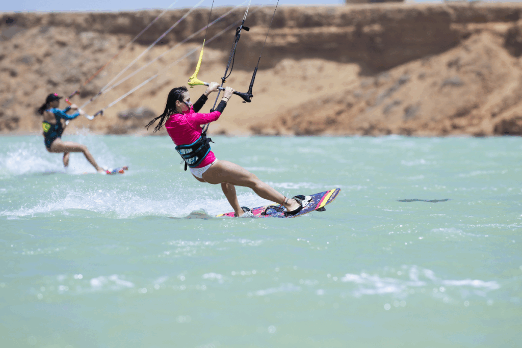 Kitesurfeuses en pleine navigation sur un spot sécurisé