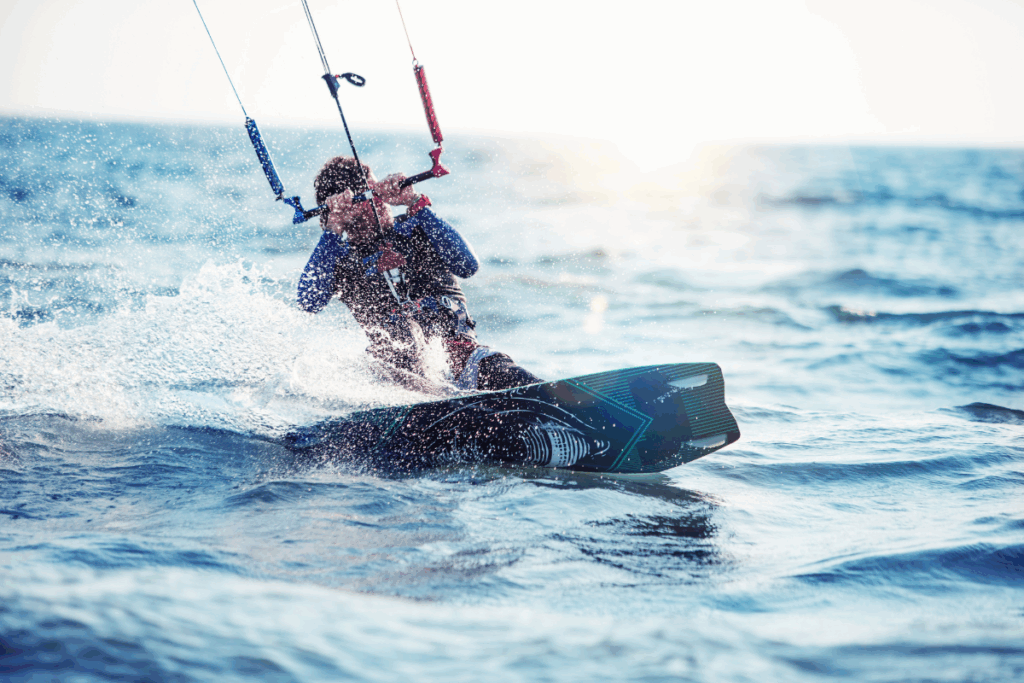 Kitesurfeur naviguant sur l’eau, illustrant les risques du kitesurf