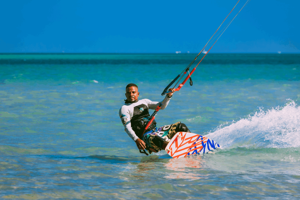 Kitesurfeur évoluant sur un spot sécurisé sous ciel bleu
