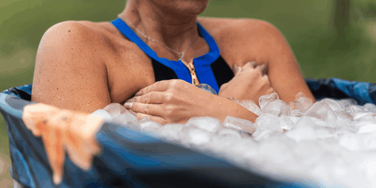 Femme immergée dans un bain glacé pour améliorer sa récupération sportive