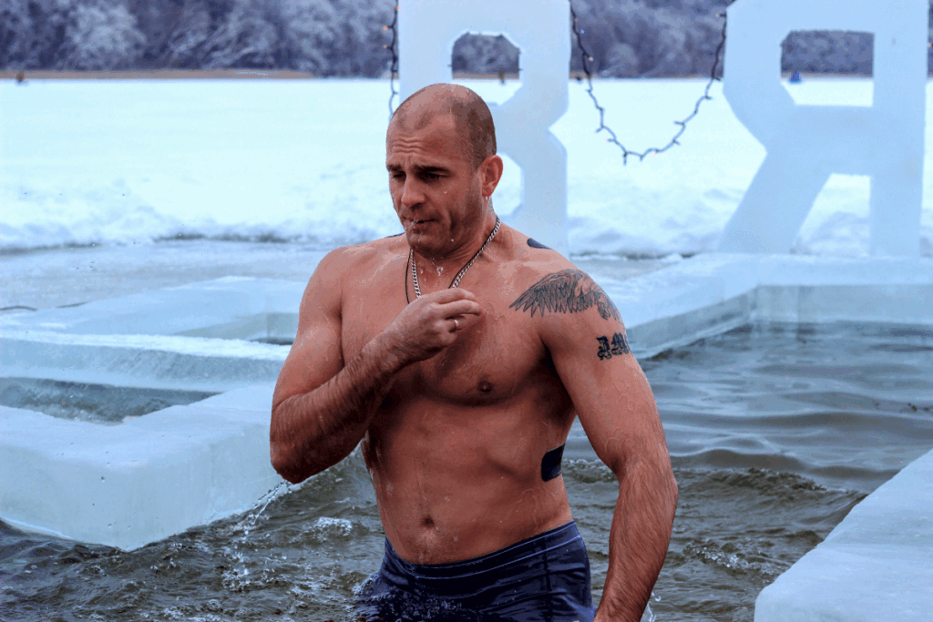 Homme sortant d’un bassin glacé après un bain froid en extérieur