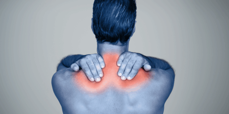 Homme vu de dos, les mains sur la nuque, mettant en évidence des douleurs musculaires localisées aux épaules