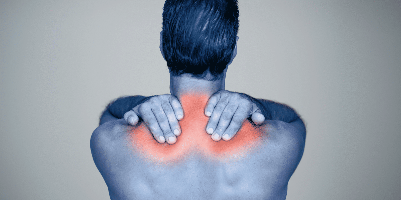 Homme vu de dos, les mains sur la nuque, mettant en évidence des douleurs musculaires localisées aux épaules