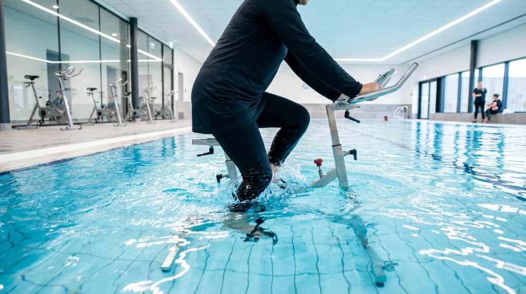 Personne faisant du vélo aquatique dans une piscine