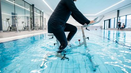 Personne faisant du vélo aquatique dans une piscine
