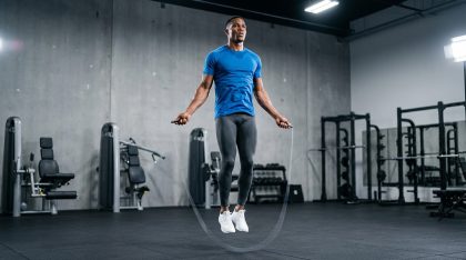 Homme faisant de la corde à sauter en salle de sport