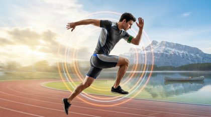 Athlète en pleine course sur piste avec paysage naturel
