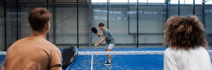 Personnes jouant au paddle à l'intérieur