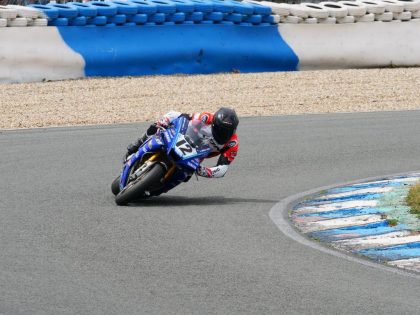 Pilote moto PMR Handisport lors d'une course sur circuit