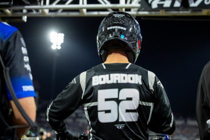 Anthony Bourdon prêt pour la course, vu de dos en tenue de supercross
