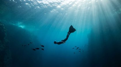 inmersion-serena-buzo-libre-en-profundidades-azules