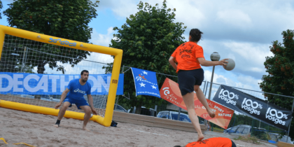 Joueur marquant un but en sandball pendant un tournoi estival en France
