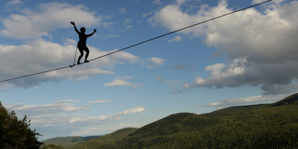 Pratique de la slackline entre deux arbres dans un parc en France