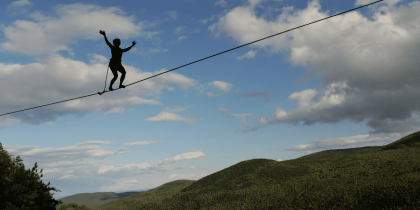 Pratique de la slackline entre deux arbres dans un parc en France