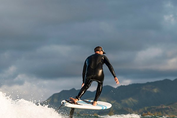 homme-surfeur-kitesurf-vague