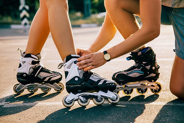 Un couple de patin à roulettes au coucher du soleil