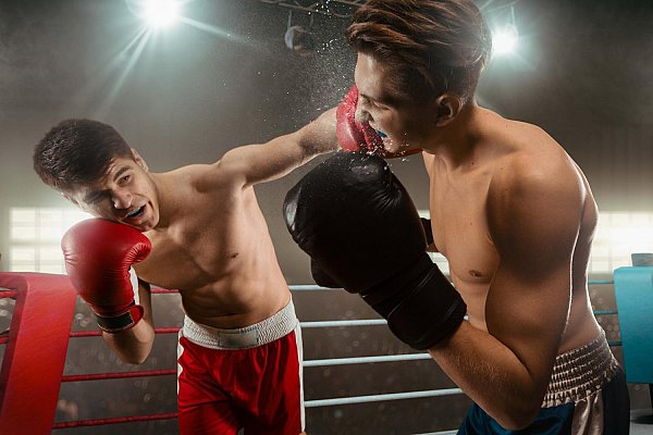 Deux boxeurs se battent sur un ring de boxe professionnel