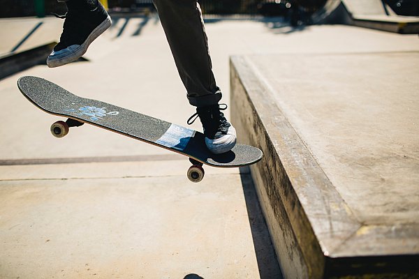 assurance skateboard Pieds de patineur avec patin et grand saut