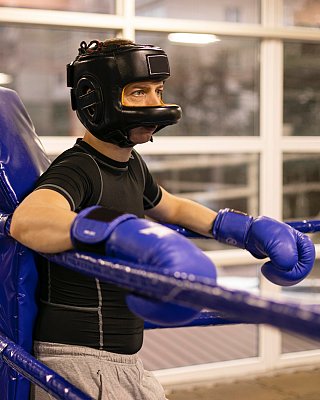 assurance boxe anglaise - Vue latérale du boxeur masculin avec casque.