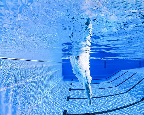 Athlète plongeant dans une piscine po