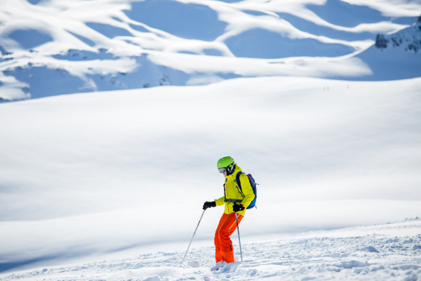 homme faisant du ski de randonnée